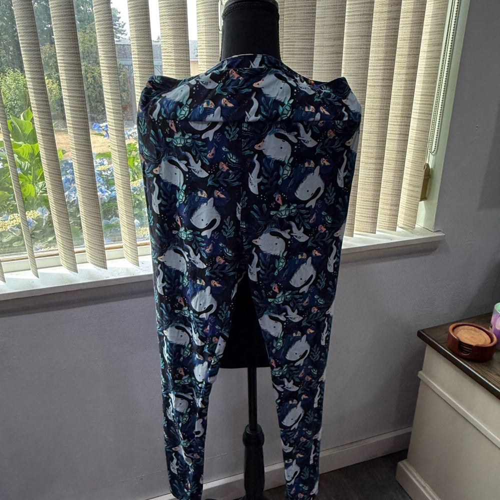 LuLaRoe Blue and White Leggings with Floral Design